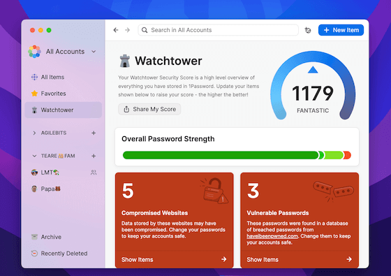 Mac 版本的 1Password 8 在菜单中选择了 Watchtower，显示 Watchtower 仪表板，突出显示 Watchtower 安全分数、总体密码强度以及已泄露的网站和弱密码的通知。